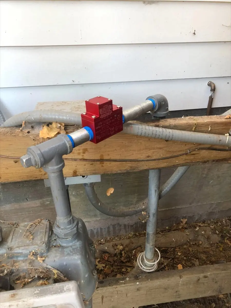 Gas line and meter manifold with earthquake shutoff valve